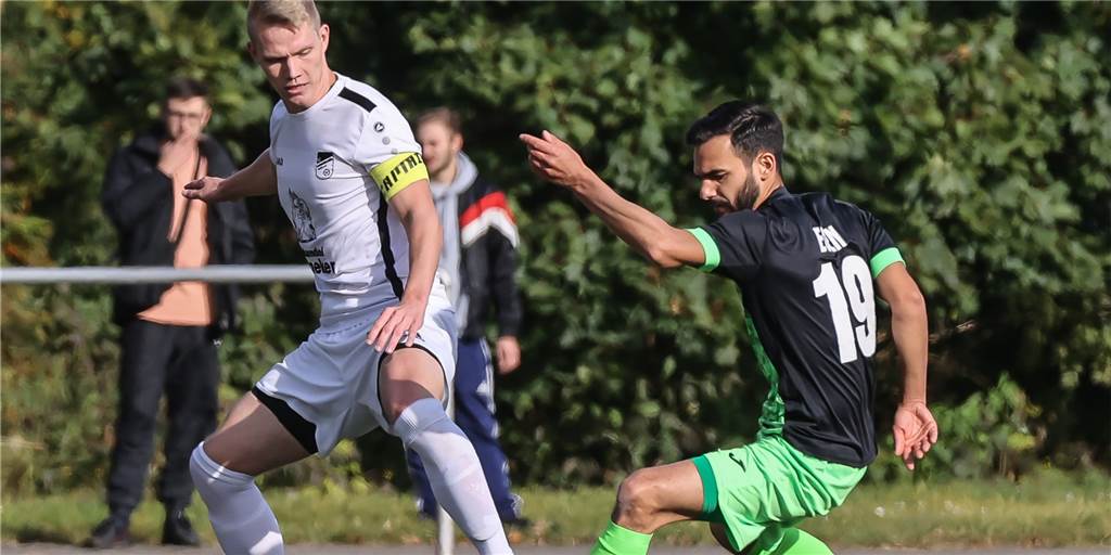 Topspiel wird zur Machtdemonstration: FC Nordkirchen feiert, VfL Kemminghausen mit Debakel Dominik Dupke (l.) und der FC Nordkirchen gewannen das Bezirksliga-Topspiel gegen Semih Esen (r.) und den VfL Kemminghausen.