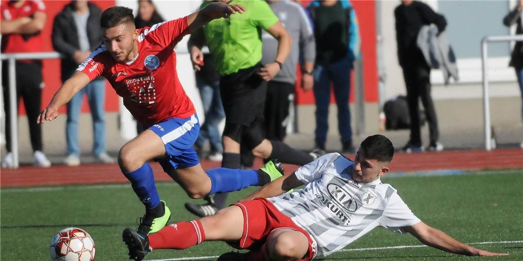 Zwei ehemalige Castrop-Rauxeler im Waltrop-Trikot schenken Team von Michael Wurst ein Zwei ehemalige Castrop-Rauxeler im Waltrop-Trikot schenken Team von Michael Wurst ein