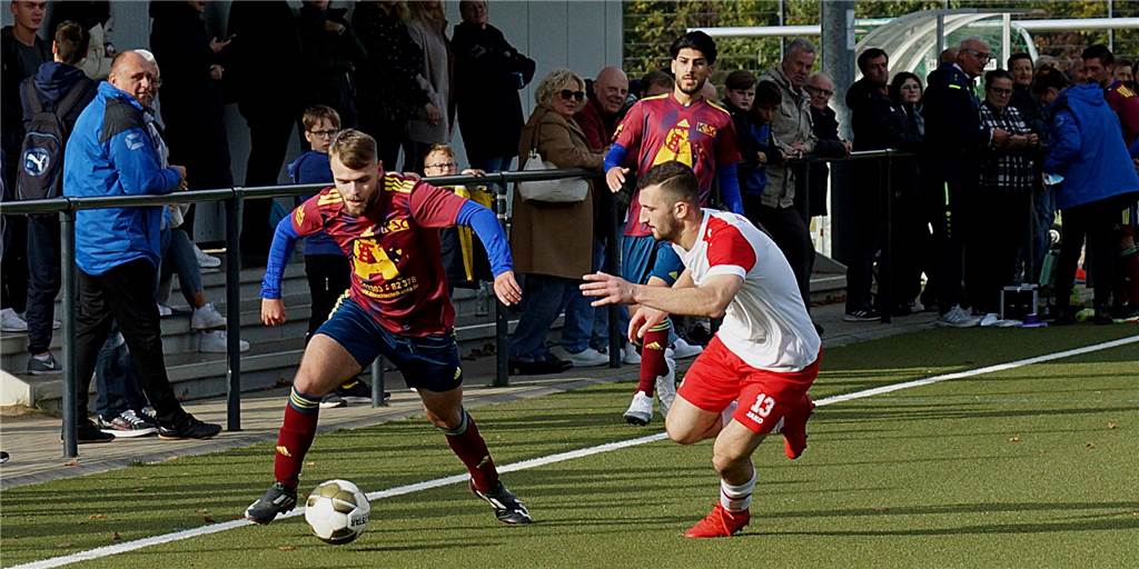 Machtdemonstration des Kamener SC in Halbzeit zwei: FC Overberge geht unter Raphael Krause und der Kamener SC setzten sich gegen den FC Overberge - hier mit Petrit Ndreu - mit 6:1 durch.