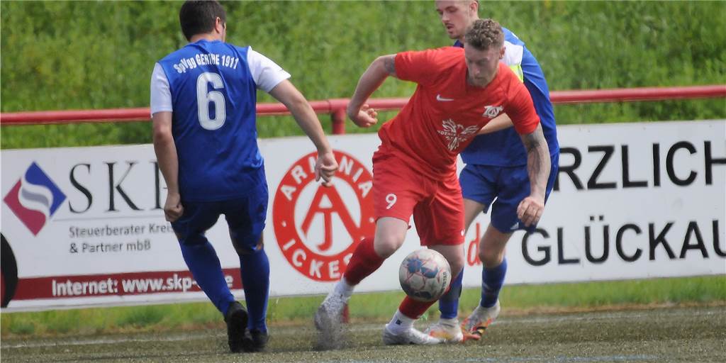 Kreisliga A: VfB Habinghorst verliert wieder - Arminia Ickern rückt auf Rang fünf vor Kevin Tann (rot) war der Matchwinner der Arminen.