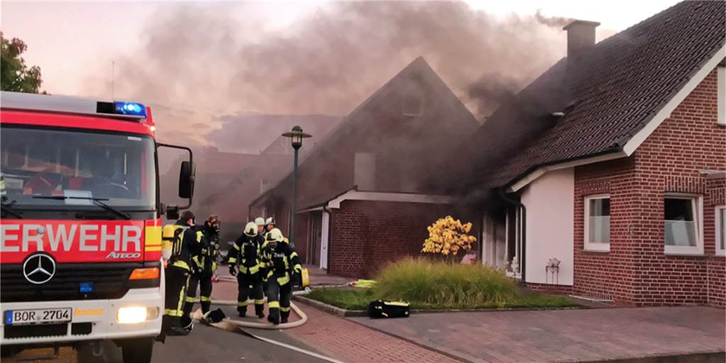 Am Montagmorgen rückte die Südlohner Feuerwehr zu einem Brand in einem Wohnhaus an der Bomkampstegge aus.