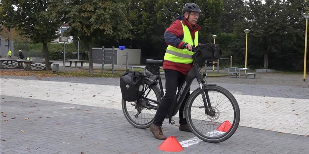 Video: Welche Unfall-Gefahren beim E-Bike- und Pedelec-Fahren lauern Die Teilnehmer des E-Bike-Kurses übten in einem Parcours das sichere Fahren.
