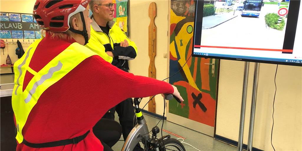 „Frisieren“ von Pedelecs kann legal und sinnvoll sein Wie hängen Geschwindigkeit, Reaktionszeit, Anhalte- und Bremsweg zusammen? Annette Gay-Blömker (64) konnte unter Anleitung von Polizei-Hauptkommissar Adolf Grill ganz praktisch auf einem Pedelec-Simulator "erfahren".