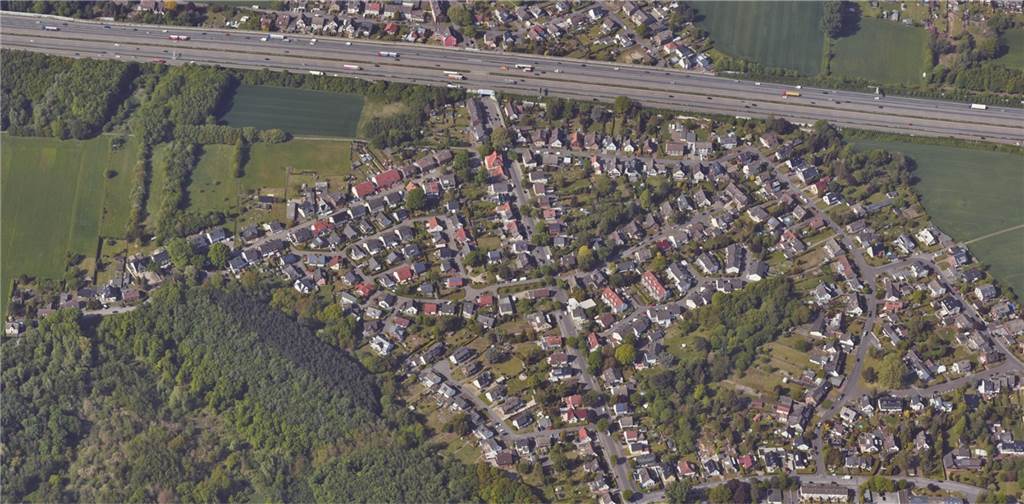 Haus im Angebot: Wer hier kauft, muss mit der Autobahn leben können Links unten liegt das Naturschutzgebiet, oben die Autobahn. Wer damit leben kann, findet bei einer Zwangsversteigerung ein Objekt mit viel Platz.