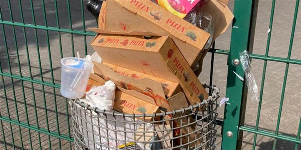 Masken sind kein Biomüll: Ahauser kämpft gegen den Müll Insbesondere Pizzakartons stapeln sich in den kleinen Müllgefäßen.