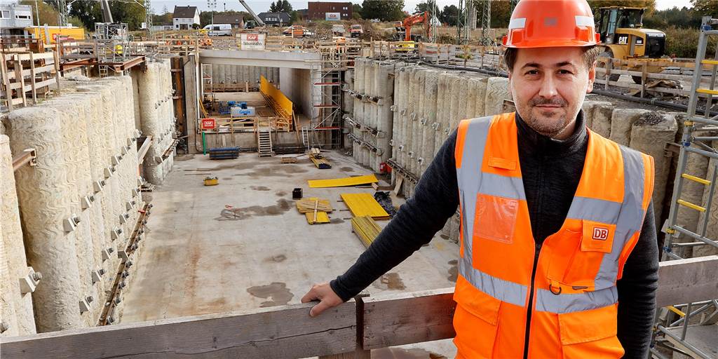 Spannender Countdown an der Bahnstrecke: Jetzt geht es gegen die Uhr Hüseyin Gürbüz an der Großbaustelle in Südkamen. Hier soll künftig der Verkehr zwischen Dortmunder Allee und Westicker Straße verlaufen.