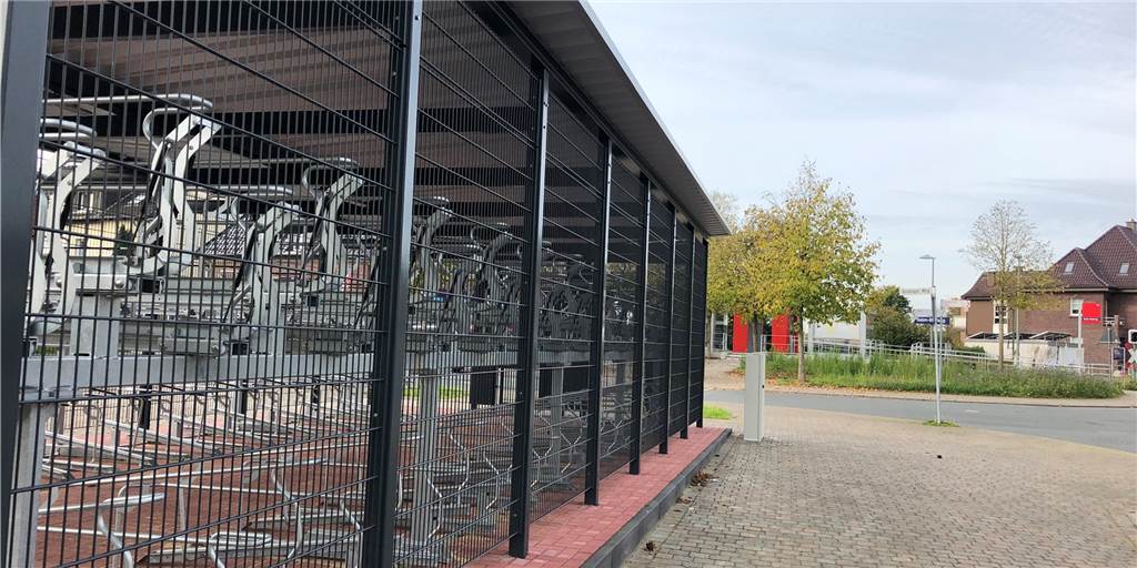 Fahrradparkhaus Selm: Eröffnungstermin ist in Sicht Das Fahrradparkhaus am Bahnhof Beifang (im Hintergrund) wartet auf seine Eröffnung.