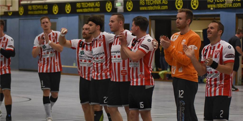 Bergkamens Trainer Rycharski genervt: „Das hat nichts mit Oberliga zu tun!“ Das Match gegen den TuS Bommern gewannen die TuRaner mit 29:26. Das ist die bislang einzige siegreiche Begegnung gewesen.