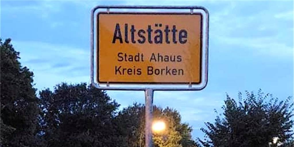 Ortsschild „Altstätte“: Schlechte Fälschung oder echte Panne? Das aufgestellte Ortseingangsschild in Alstätte sorgt(e) für Verwunderung.
