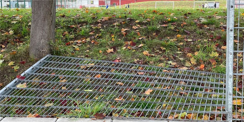 Illegale Hobbykicker reißen Castrop-Rauxeler Sportplatz-Zaun ein und hinterlassen Scherben Illegale Hobbykicker reißen Castrop-Rauxeler Sportplatz-Zaun ein und hinterlassen Scherben