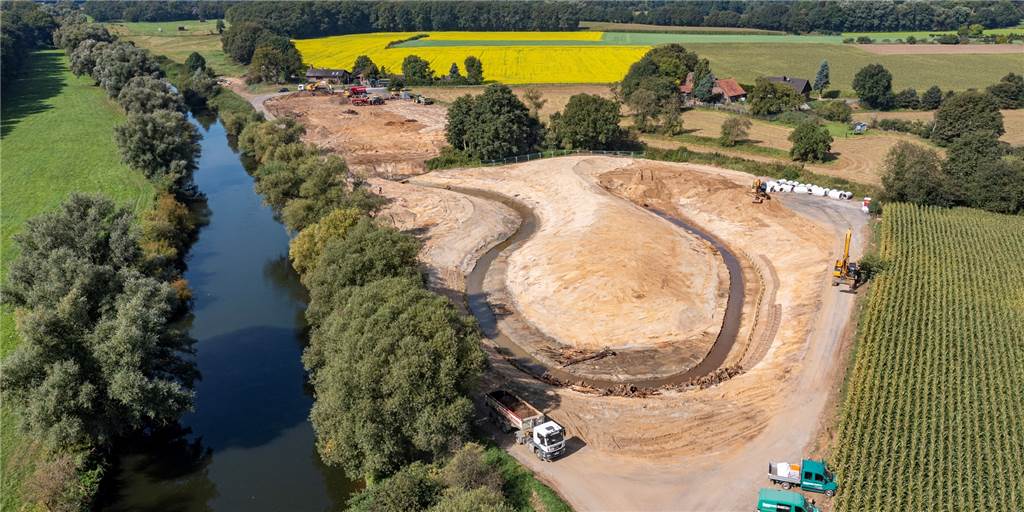 Großbaustelle am Mühlenbach wird schneller fertig als geplant Der Schermbecker Mühlenbach wird derzeit vom Lippeverband an seiner Mündung in den Fluss in Schleifen gelegt.