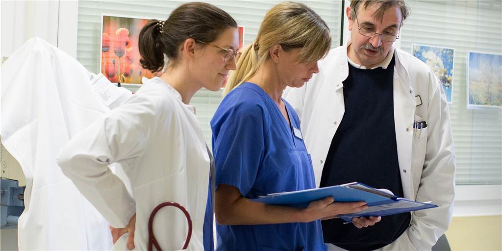 Dr. Ulrich Franken, Chefarzt der Klinik für Innere Medizin am Marienkrankenhaus, meldet, dass die Intensivstationen in Schwerte und im Kreis Unna momentan nicht mit Corona-Patienten überlastet sind.