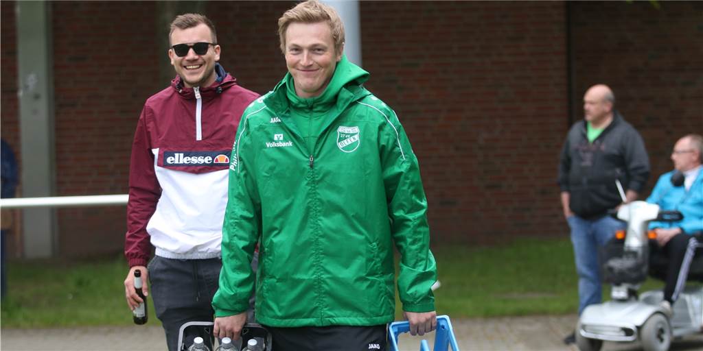 Sportlicher Leiter und Co-Trainer in einer Person beim SuS Olfen: „Kurios, aber die beste Lösung“ Christian Brüse (r.) hat schon verschiedene Positionen beim SuS Olfen übernommen. Seit Kurzem ist er neben seiner Co-Tätigkeit als Sportlicher Leiter auch Trainer-Assistent in der Bezirksligamannschaft von Coach Patrick Linnemann.