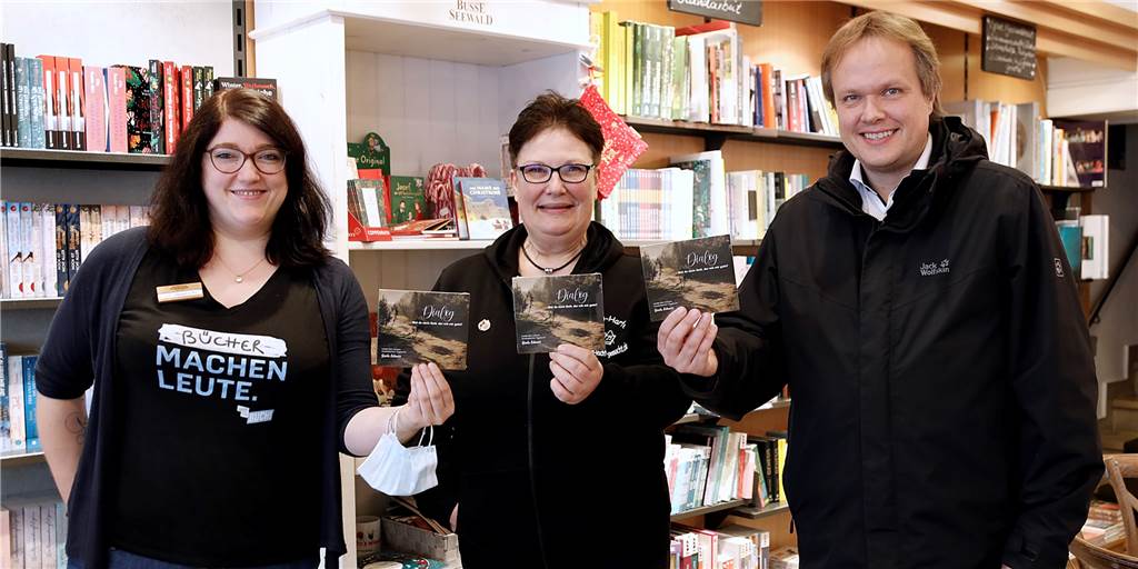 Musikalisches Tagebuch: Gisela Schmitt veröffentlicht ihre erste CD Gisela Schmitt (Mitte) stellte ihre CD in der Buchhandlung Kortenkamp mit Mitarbeiterin Annabell Boehnke und Pfarrer Michael Ostholthoff vor.