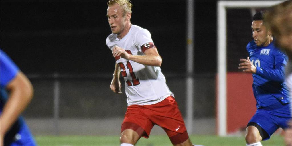 Welche Voraussetzungen brauche ich für ein Fußballstipendium in den USA? Lukas Große-Puppendahl machte seinen Bachelor am Davis & Elkins College, wo er auch Fußball spielte.