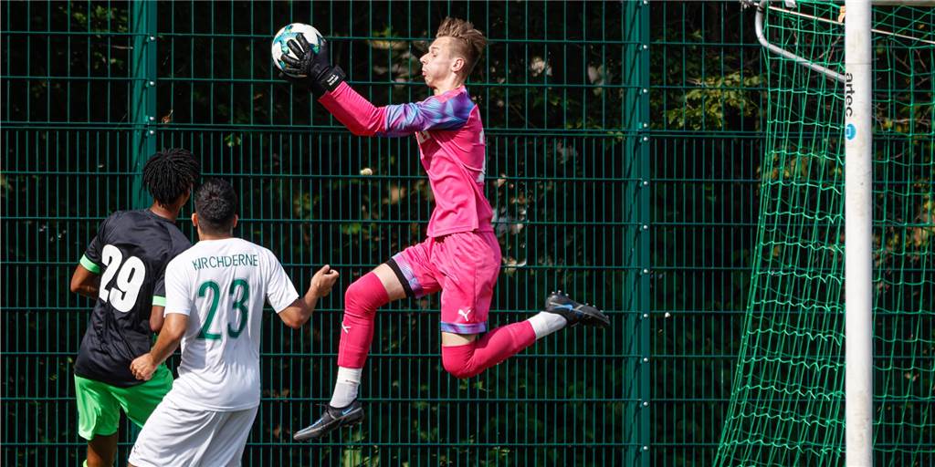Bezirksliga-Keeper bleibt mit Finger im Rasen hängen und fällt erstmal aus Bezirksliga-Keeper bleibt mit Finger im Rasen hängen und fällt erstmal aus