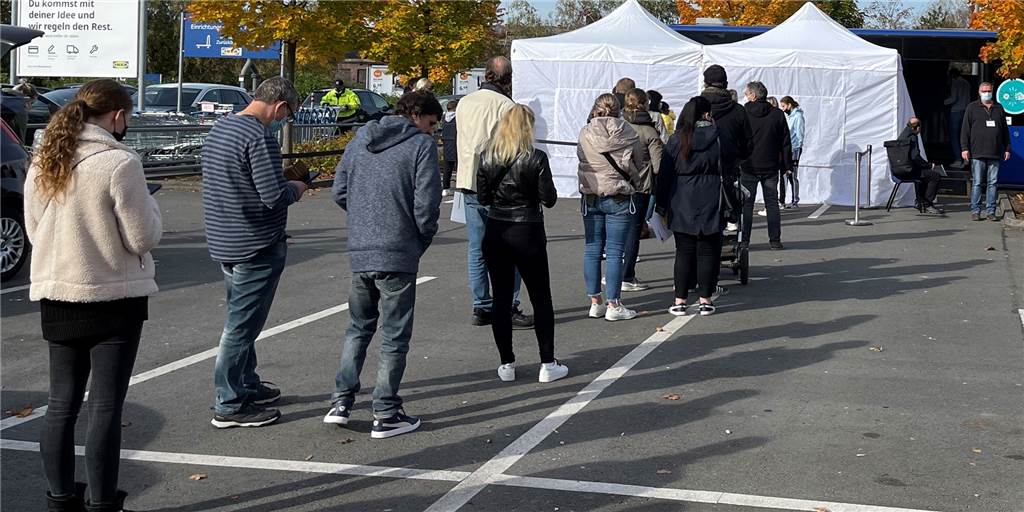 Impfen nur für die Disco? Gut so! Weiter so! Mehr davon! Der Impfbus hielt am 18. Oktober bei Ikea in Kley.