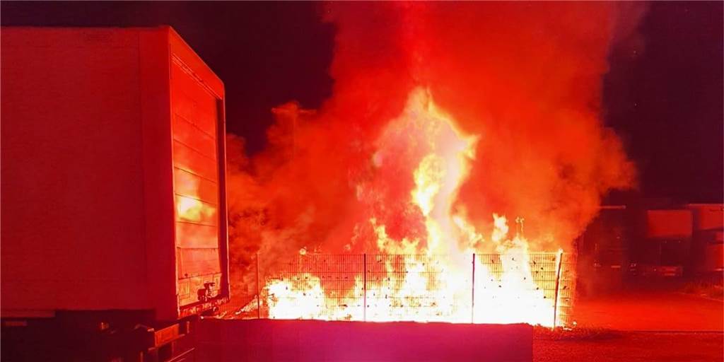 Brandstiftung: Bike-Park in Dorsten in Flammen - Lebenstraum zerstört Nachts um 2 Uhr ging der damalige Bike-Park auf dem Firmen-Grundstück an der Baldurstraße nach einer Brandstiftung in Flammen auf. Jetzt wurde dem Täter der Prozess gemacht.
