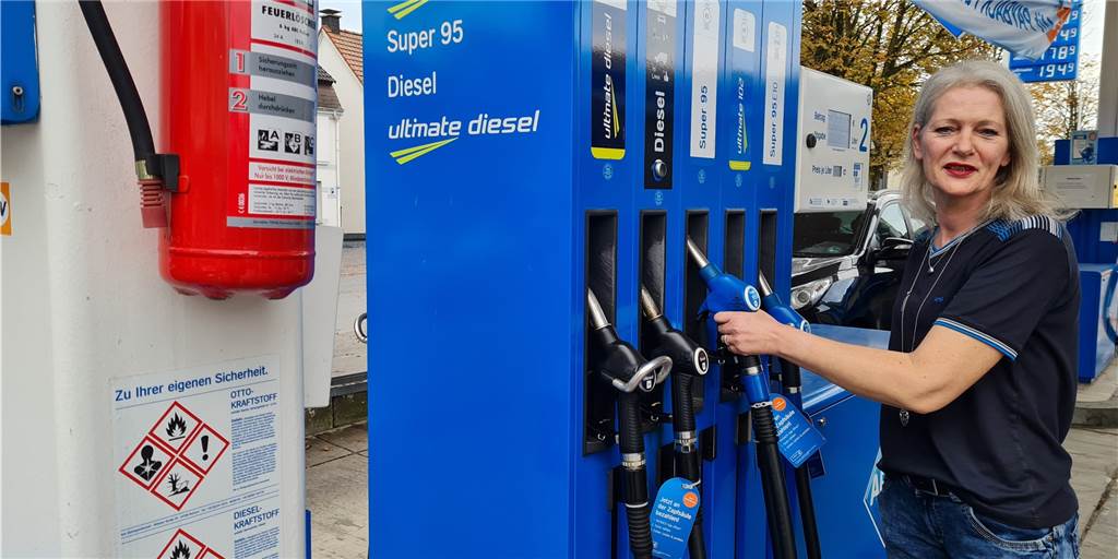 Anja Kleimann spürt den Ärger der Kunden an der Tankstelle.