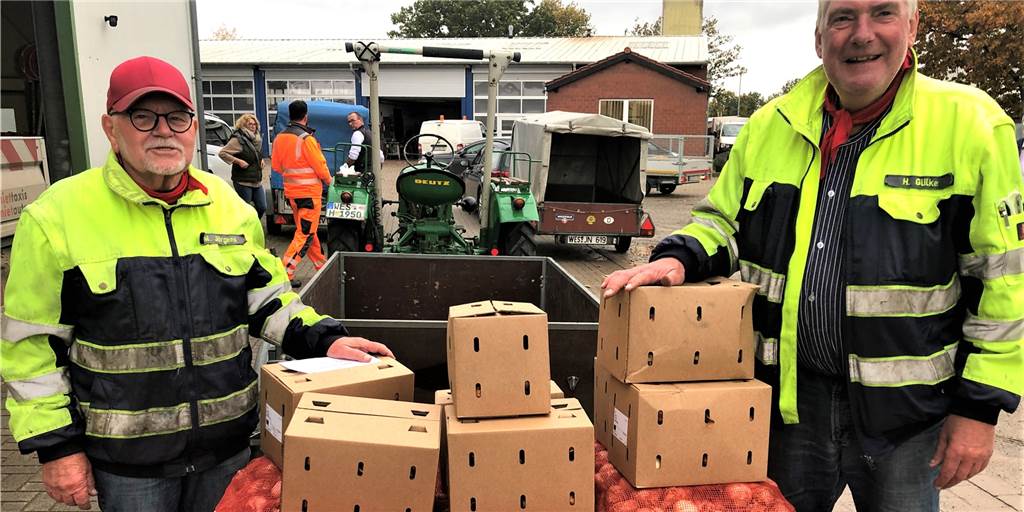 Pflanzaktion: 33.000 Blumenzwiebeln für einen bunten Frühling Wolfgang Jörgens (l.) und Herbert Gülker (r.) holten 6000 Blumenzwiebeln für den Gahlener Heimatverein am Bauhof ab.