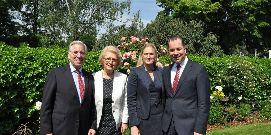 Lüner Hoteliers wieder optimistischer: „2020 war ziemlicher Höllenritt“ Andreas Riepe (v.r.) mit seiner Frau Anja und seinen Eltern Rosemarie und Bernd Riepe im Außenbereich des Lüner Hotels am Stadtpark.
