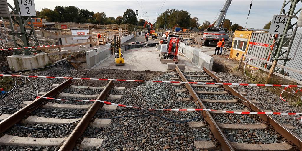 Ende der Streckensperrung in Sicht: Aber Züge fahren erst einmal langsamer Die Schienen werden heute über das neue Brückenbauwerk verlegt. Dann endet die Streckensperrung auf der Bahnstrecke Dortmund-Hamm.