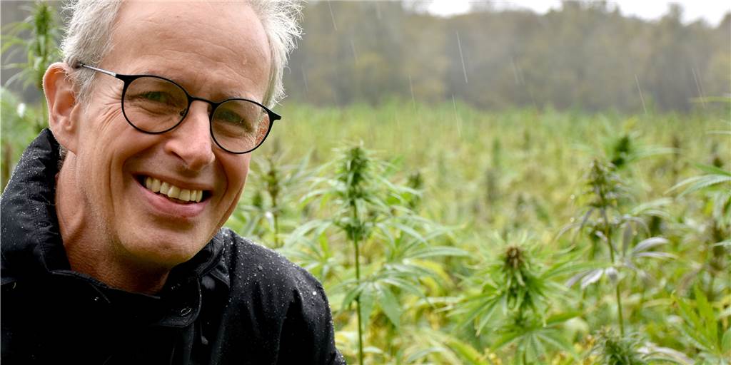 Christian Schulze Icking-Riddebrock (55) hat rund sechs Hektar Hanf im Norden von Ahaus gepflanzt. Der Acker zieht Jugendliche magisch an, die ein Selfie mitten zwischen den charakteristischen Pflanzen machen wollen. 