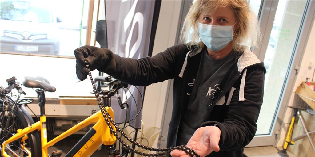 Händler und Handwerker in Dortmunds Westen leiden unter Materialmangel Conny Neeb im Velodepot in Huckarde beklagt einen eklatanten Ersatzteil-Mangel. Fahrradketten gibt es momentan nur unregelmäßig.