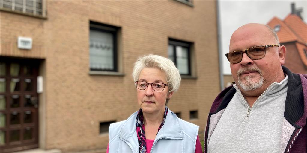 Brigitte und Helmut Nawroth vor ihrem Haus an der Karolinenstraße. Hier wollten sie längst einen Anbau realisieren. Aber die Baugenehmigung fehlt bis heute.