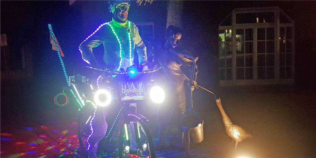 Herberns Lichterparade auf zwei Rädern: An „Diskallico“ geht kein Blick vorbei Sorgt in Herbern und Umgebung für Aufsehen. Karl Jehle mit seinem Licht- und Musik-Fahrrad.