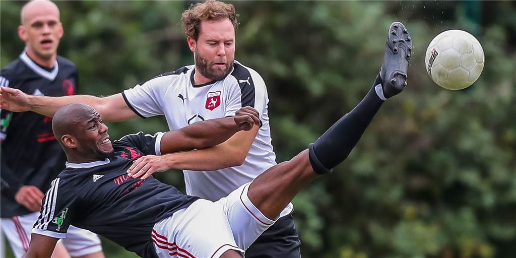 Im Re-Live: Das Bezirksliga-Derby der Überraschungsmannschaften findet klaren Sieger In der Bezirksliga 9 steigt das direkte Duell zweier Überraschungsmannschaften.