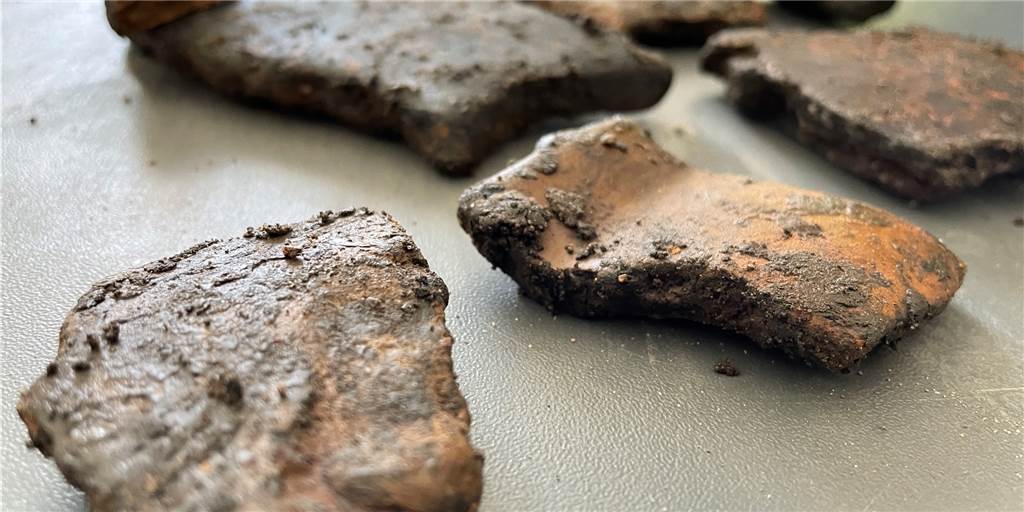 Archäologen finden eisenzeitliche Siedlung an der Emscher im Baugebiet Keramikscherben zählen zu den wichtigsten Funden an der Grabungsstelle in Habinghorst. Sie zeugen von einer Siedlung von ein bis zwei Familien mit gut einem bis zwei Dutzend Mitgliedern.