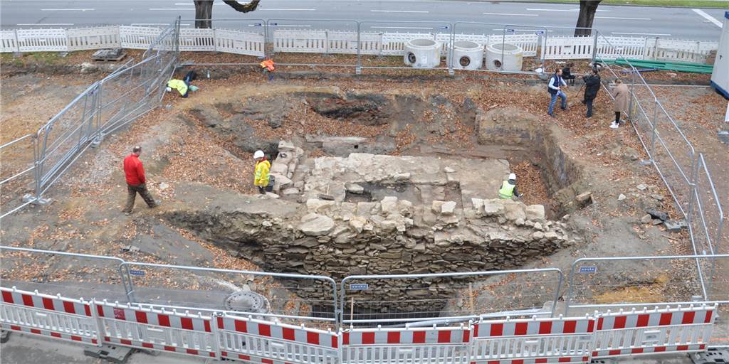 Video: Archäologen entdecken 700 Jahre alten Wachturm in Dortmund Die Ausgrabungsstelle am Schwanenwall wird Ende der Woche wieder zugeschüttet.