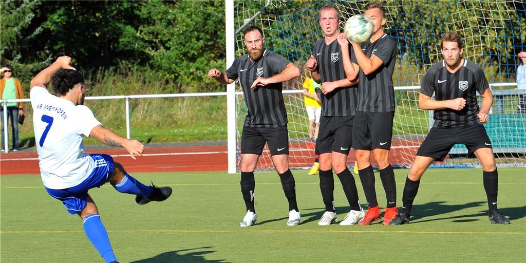 Der Trainer des Kreisliga-Tabellenführers hebt den Zeigefinger Der Trainer des Kreisliga-Tabellenführers hebt den Zeigefinger