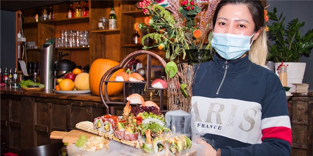 Neues Restaurant im Kaiserviertel serviert Sushi mit Nebeleffekt Das Auge isst mit: Dieses Sprichwort setzen sie im AMI bei der Sushi-Servierung ästhetisch um.
