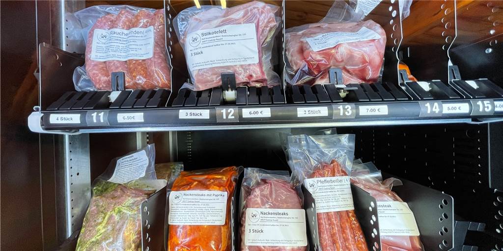 Milch, Eier, Käse, Fleisch: Weiterer 24-Stunden-Hofladen eröffnet Die Fleischprodukte kommen von den Schweinen vom Schweriner Hof.