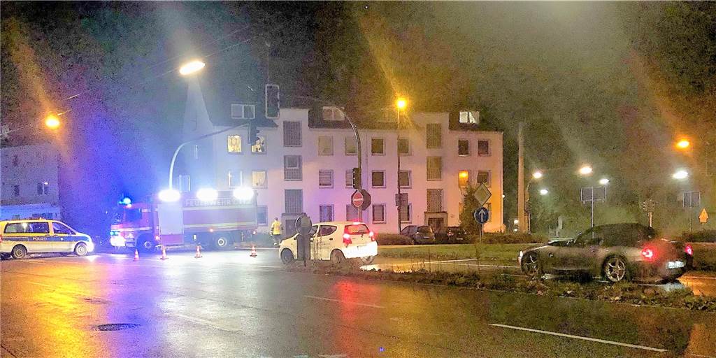 Unfall: Foto zeigt Wucht des Aufpralls – „Verkehrsplanung aus den 50ern“ Auf der Ringstraße ereignete sich am Freitagabend ein tragischer Unfall.