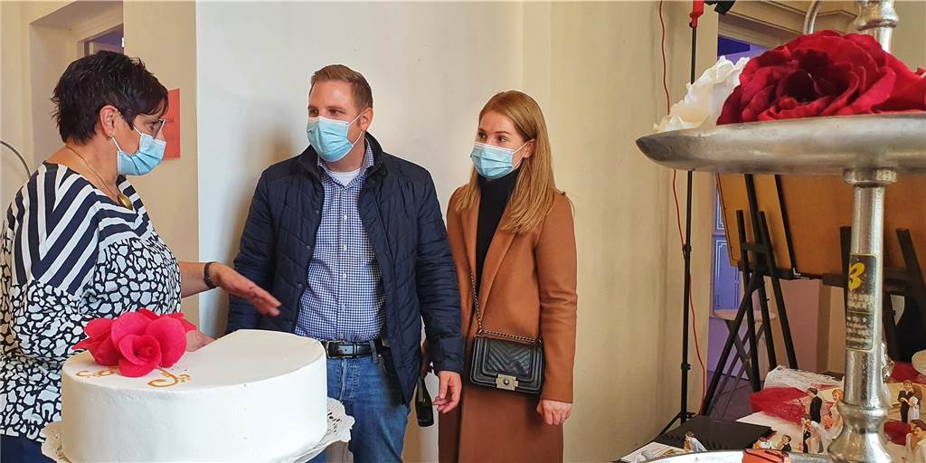Ahauser Traumhochzeitstage: Besuchsmagnet mit gelebter Leichtigkeit Gina und David aus Vreden lassen sich auf den Ahauser Traumhochzeitstagen 2021 von Petra Veelken von der Bäckerei Becker aus Heiden in Sachen Hochzeittorte beraten.