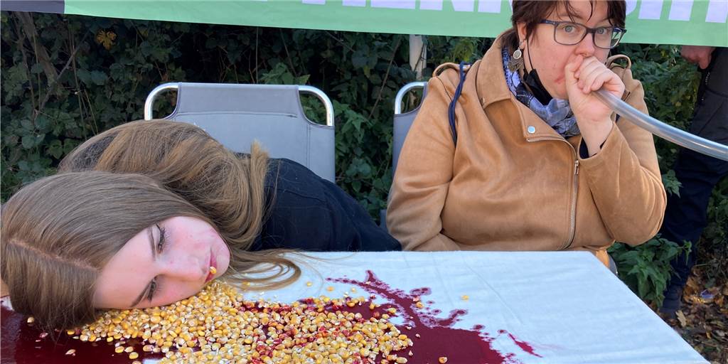 Re-Live: Tierschützer demonstrieren effektvoll gegen Stopfleber Tierschützer protestieren bei Tante Amanda mit Kunstblut gegen den Verkauf von Gänsestopfleber.
