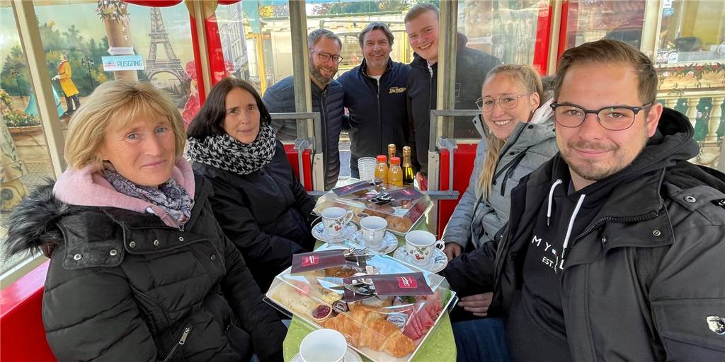 Mit Video: Frühstück in 48 Metern Höhe mit Traumblick über Werne Elisabeth Winkler (2. v. r., mit Freund Daniel Spiegelhauer sowie Mutter und Tante) hat in diesem Jahr das Frühstück im Riesenrad gewonnen. Es wurde serviert von (hinten, v. l.) David Ruschenbaum (Werne Marketing), Riesenrad-Betreiber Michael Burghardt und Peter Telgmann von der gleichnamigen Konditorei.