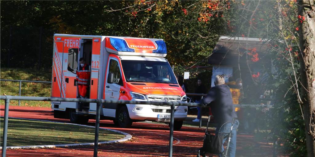 Rettungswagen vor Ort - Lupenreiner Kupfer-Hattrick leitet TSC-Debakel ein Ein Rettungswagen musste am Sonntag zum Sportplatz des TSC Kamen anrücken und einen Zuschauer behandeln.