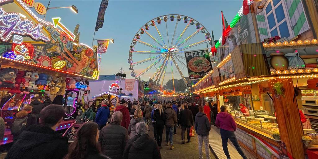 Sim-Jü in Werne: Ein Kirmes-Wochenende wie aus dem Bilderbuch Das herrliche Wetter ließ die Besucher am Samstagabend besonders lange auf dem Kirmes-Gelände verweilen.