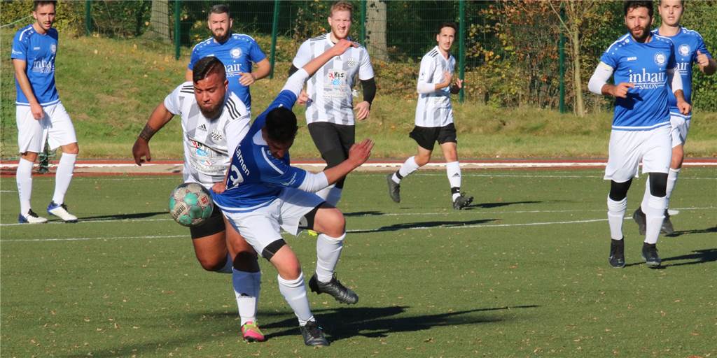 VfL Kamen verschießt zwei Elfer im Derby und ist alleiniger Spitzenreiter Kamens Mehmet Ali Dikmen kommt nur in dieser Szene ins Straucheln. Der VfL setzte sich klar im Derby beim VfK Weddinghofen durch.