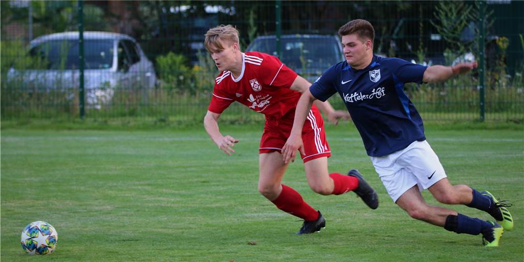 Hullern schießt Leusberg II ab - Geburtstagskind erzielt drei Tore Fabian von Bobart (l.) und der SV Hullern feierten einen deutlichen Sieg gegen den FC Leusberg II.
