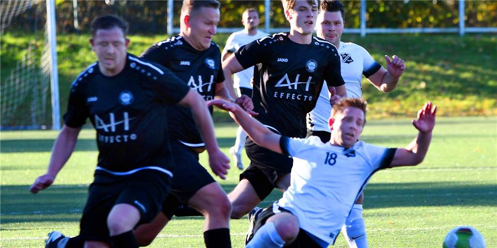 Yves Manusch (Nr. 18) und der SV Frömern holten gegen die Reserve des VfL Kamen einen wichtigen Sieg.  