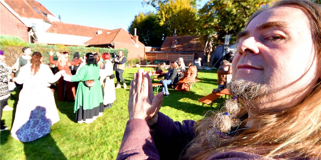 Händler und Besucher strahlen in Oeding mit der Sonne um die Wette Markus Beyer, in Mittelalterkreisen auch als Bruder Bommek bekannt, ist am Sonntagnachmittag sichtbar stolz auf den Mittelaltermarkt in Oeding. „Der Fluch ist gebrochen“, sagte er – und meinte damit die Schwierigkeiten der vergangenen Jahre. Den Termin für den Markt im kommenden Jahr hätten sich viele Besucher und Händler bereits geblockt.