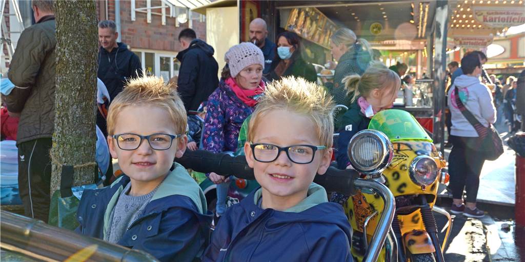 Kinder strahlen mit der Sonne um die Wette: Der Kirmes-Sonntag in Bildern und Videos Die Zwillinge Lukas und Jonas aus Bergkamen freuten sich, endlich in einem Karussell sitzen zu dürfen. Der Sim-Jü-Sonntag war traditionell der Tag der Familien.