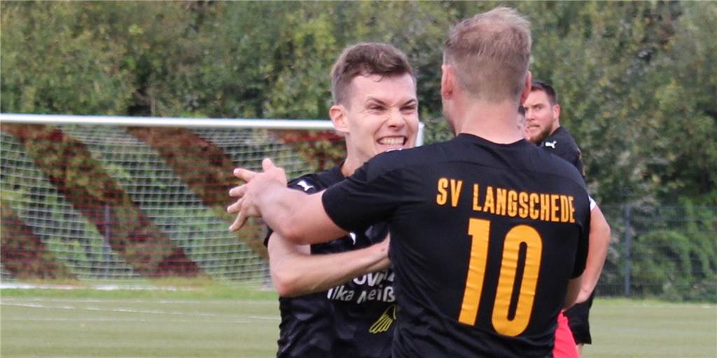 Langschedes Jannes Krupka (l.) markierte am Sonntag das Tor des Tages auf der Cappenberger Sportanlage. 