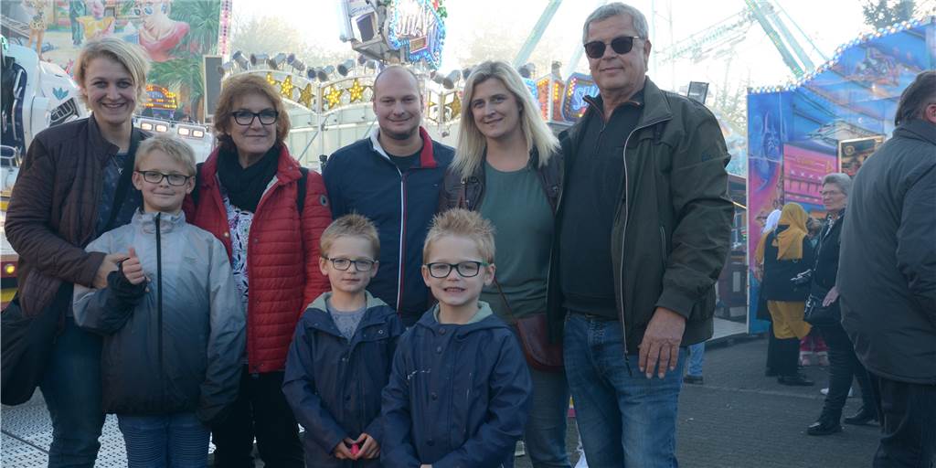 Drei Generationen auf Sim-Jü: Familie Wortmann genießt den Besuch - dank Bummelpäckchen Familie Wortmann aus Bergkamen kam wieder gern zur Sim-Jü-Kirmes. Gleich drei Generationen erlebten hier einen tollen Kirmes-Tag - auch dank der Bummelpäckchen, die die Familie gewonnen hatte. Wir haben sie bei dem Gang über die Kirmes begleitet.