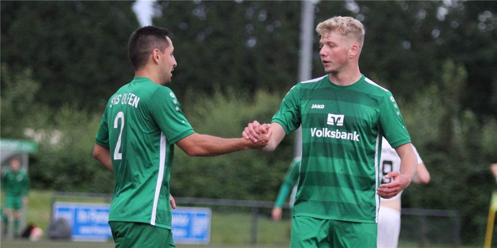„Hätte vor Freude auch heulen können“: SuS Olfen schafft in Stockum endlich die Erlösung Lars Meier (l.) und Tim Kortenbusch (r.) konnten endlich wieder jubeln.